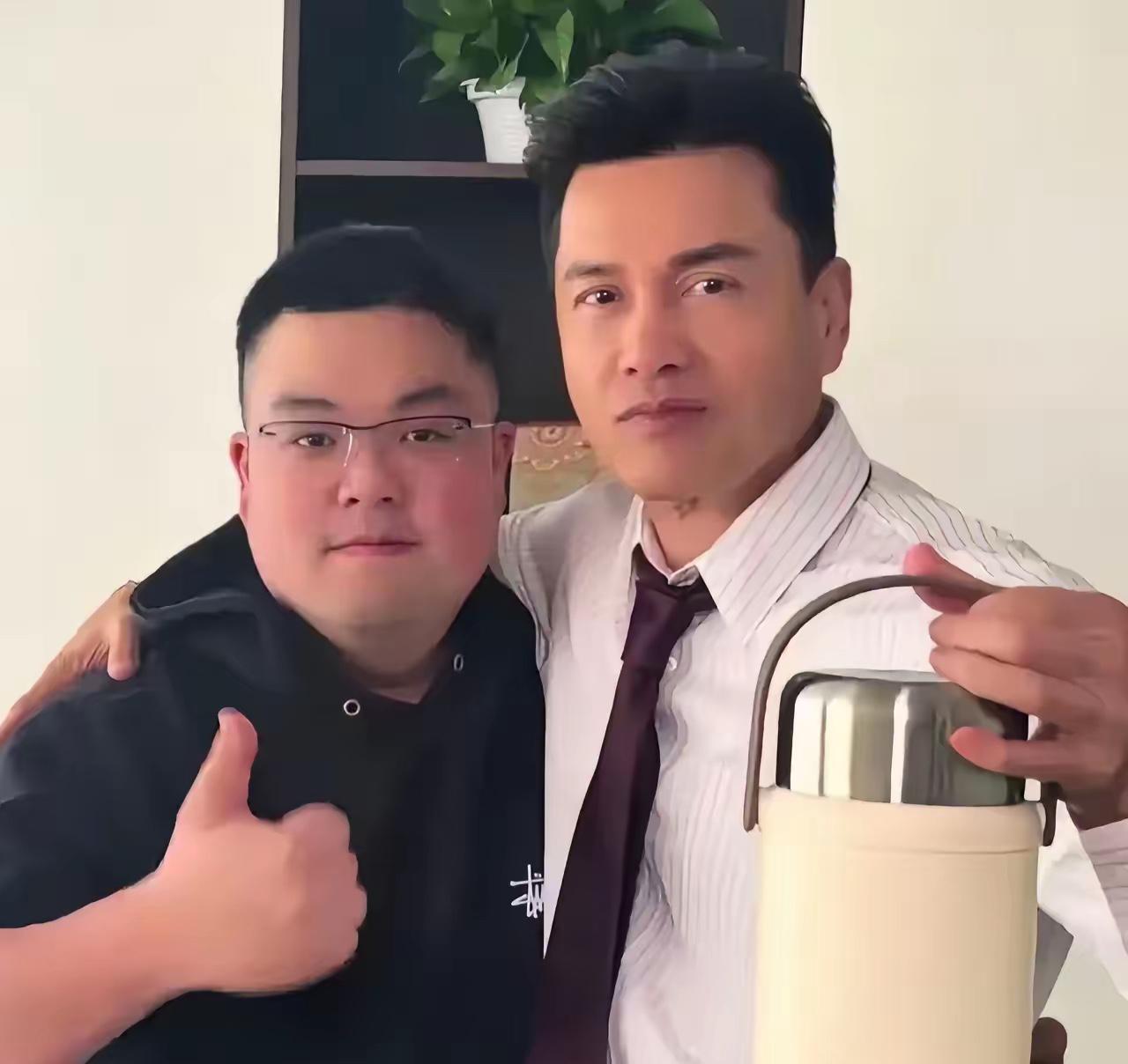 吕良伟现在估计很纳闷吧！他怎么也没想到，带儿子回家祭了个祖，上热搜的不是他，而