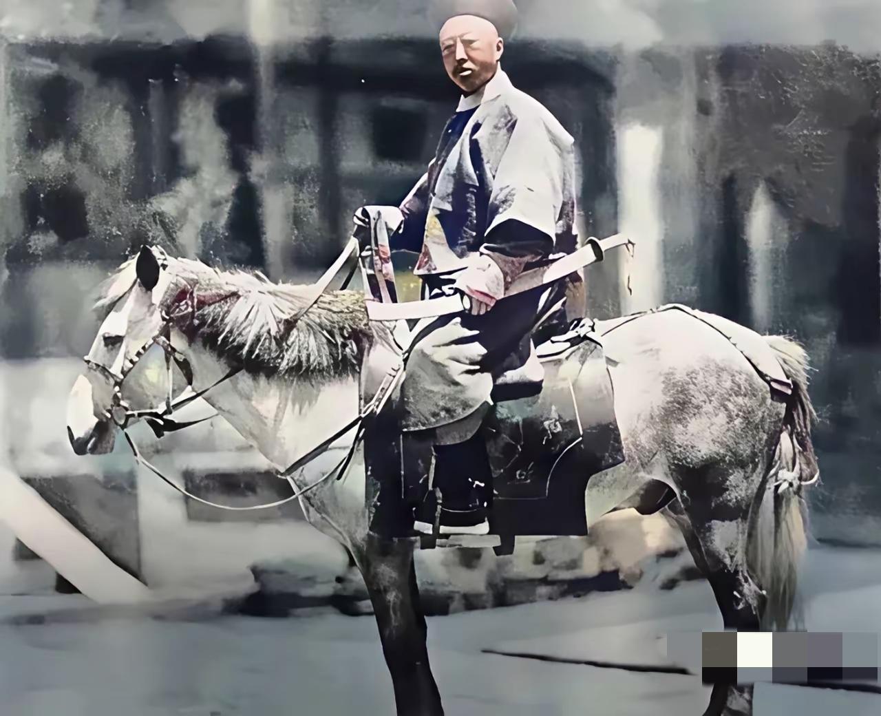 没想到这张老照片里骑白马挎刀威风八面的爷，是光绪亲爹醇亲王奕譞！儿子被慈禧选去当