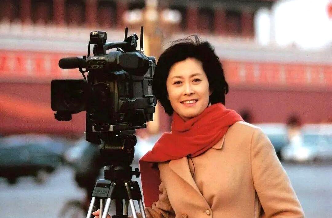当她的名字被刷上热榜时，最刺耳的评价是“累死的”。敬一丹大姐去世后，明明古稀之
