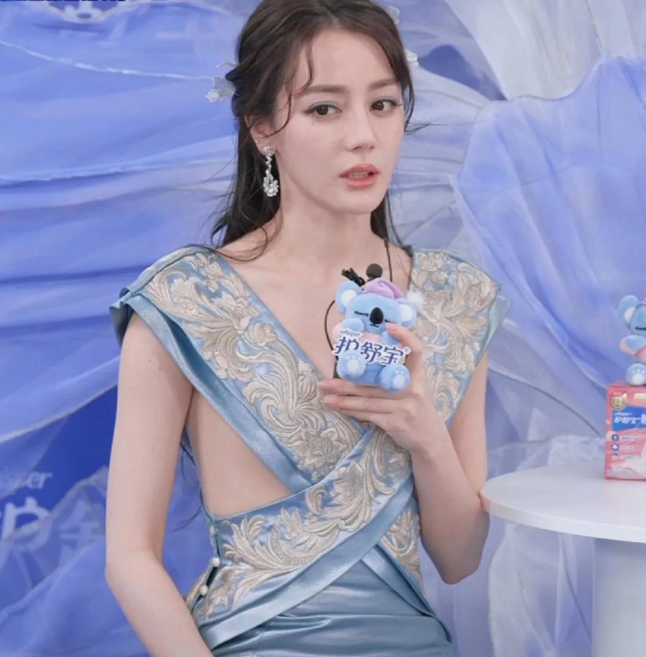 迪丽热巴这套衣服真的太尴尬了，上半身就用一个×遮住，直播时热巴一直在调整衣服，角