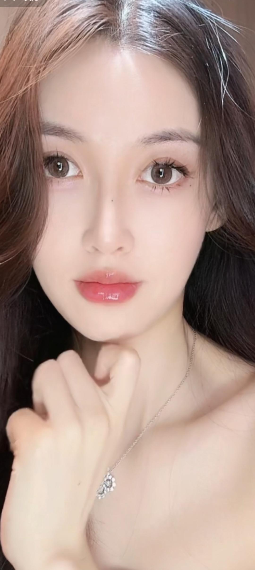 温柔甜美的自拍，精致的妆容和优雅的项链，尽显女性魅力。