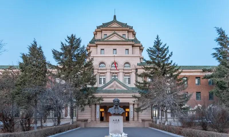 朋友的孩子前些日子去吉林大学报到，朋友也一同前往！他们先从烟台乘船到大连，接着从