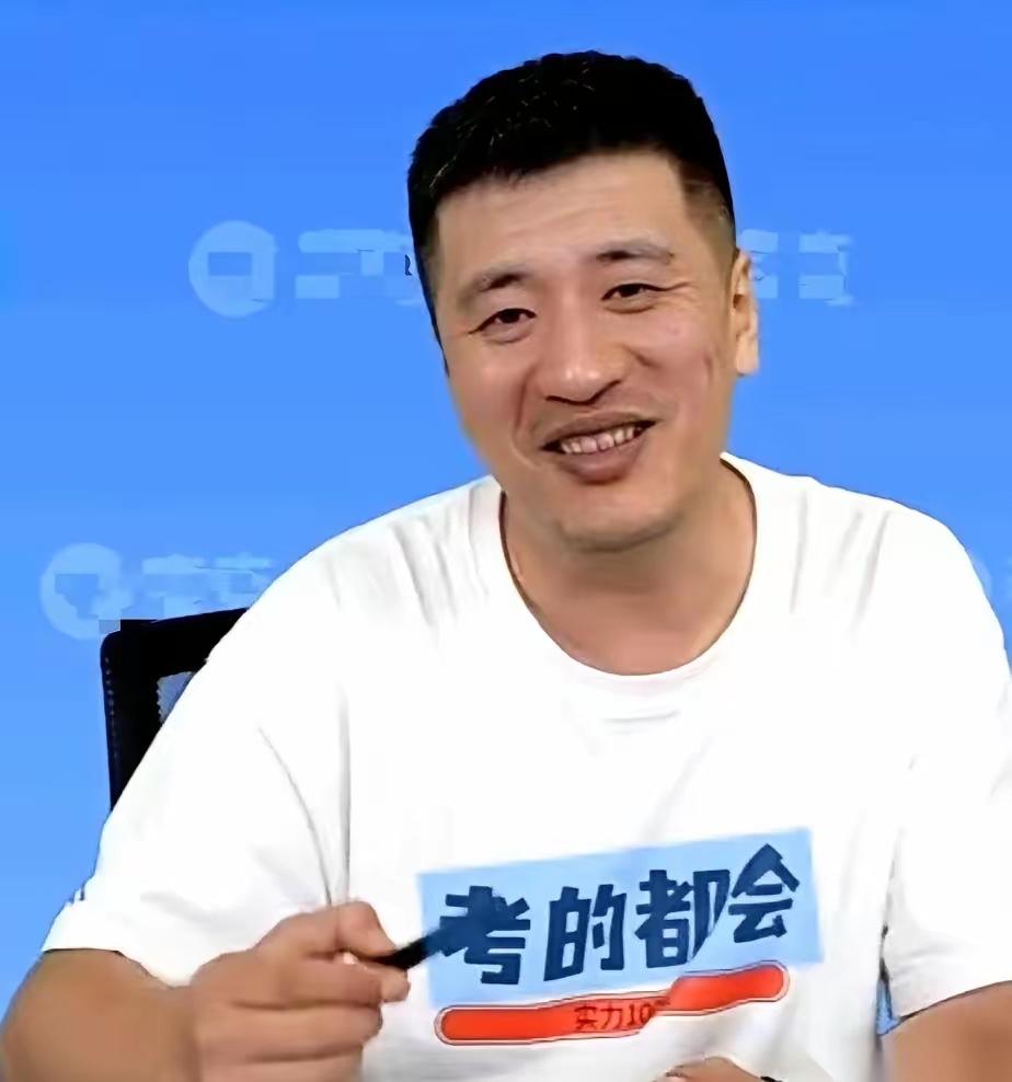 你说离谱不离谱，身家过亿的张雪峰，名下没房还天天骑电驴，和外卖小哥一起等红灯，反