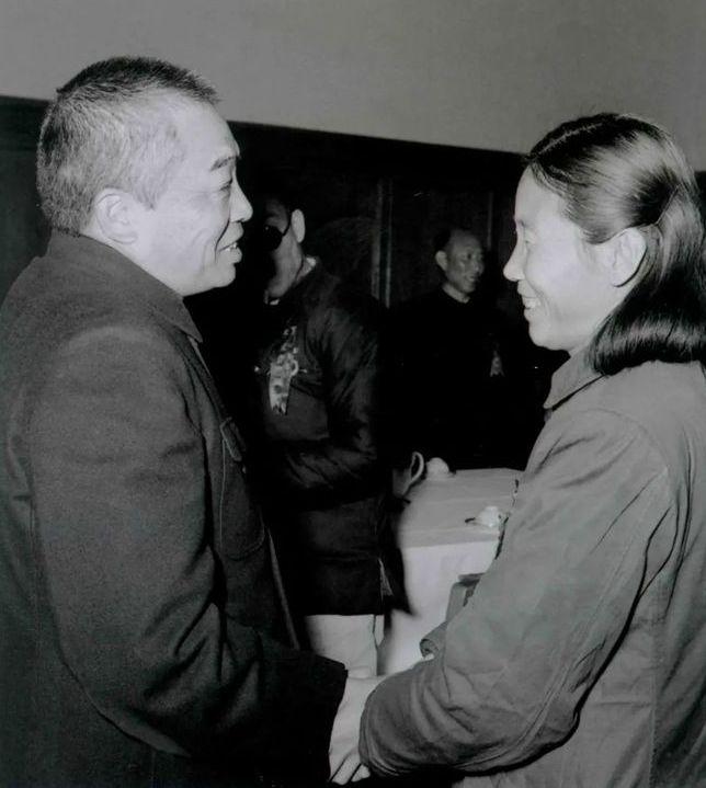 52年黄公略女儿找彭德怀提请求，彭德怀听完脸色一变：马上让朱德来见我。在场