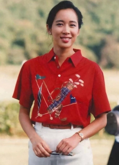63岁的朱玲玲离婚20年，仍被前夫宠成公主。朱玲玲在尖沙嘴逛街，突然碰到前夫霍振
