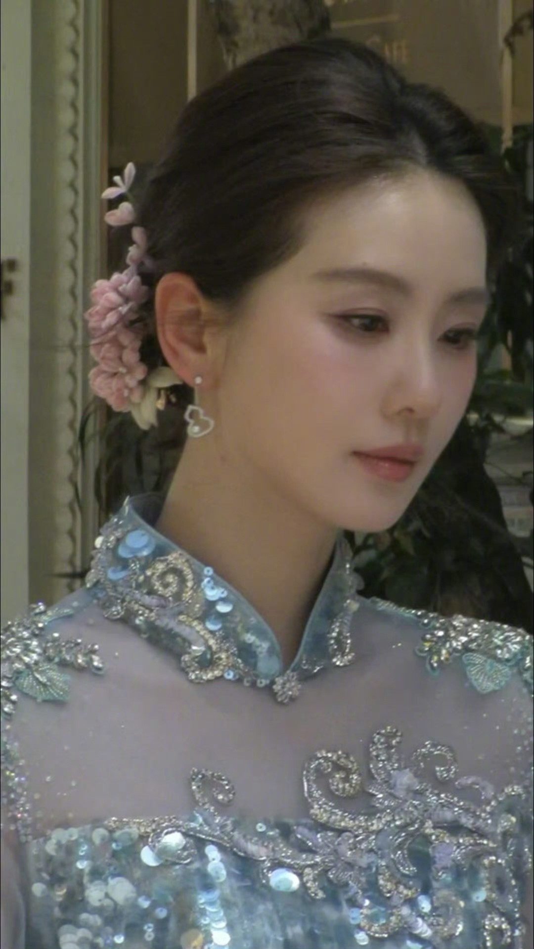 刘诗诗旗袍簪花刘诗诗东方美人「青澜序」的蓝不是普蓝是带一点绿调的湖水蓝亮片绣在