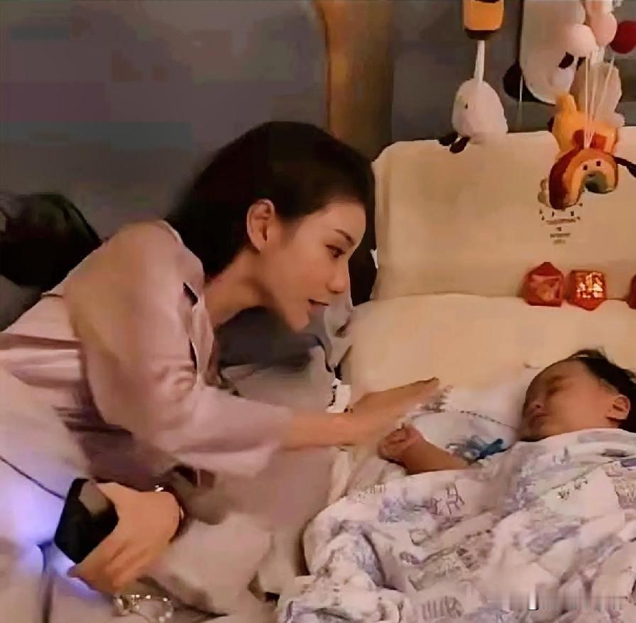 马筱梅晚上不用保姆带孩子睡觉，她在卧室加了一张婴儿床，7个月汪吉辰就躺在妈妈身边