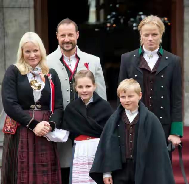 看看挪威王储妃梅特就知道了，人靠衣装，马靠鞍。居移气，养移体，人的地位一变，外貌