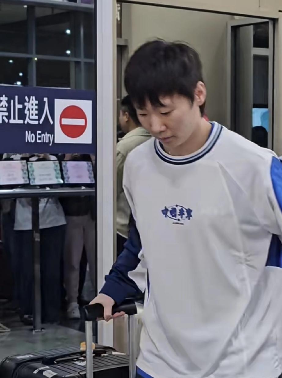 刚刚，跟随国乒团队一起从成都起飞的王曼昱顺利落地重澳门机场！在机场行李提取处等