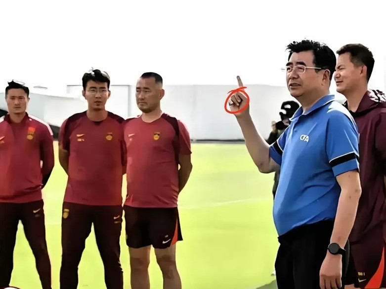 现在国足全员上下已经开始无心练球了！甚至都吃不下饭睡不着觉，那叫一个“愁”字啊！