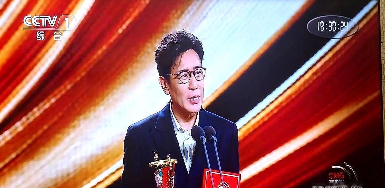 混子们今晚睡不着了。央视这场颁奖礼，直接撕碎了娱乐圈最后一块遮羞布。你看到的