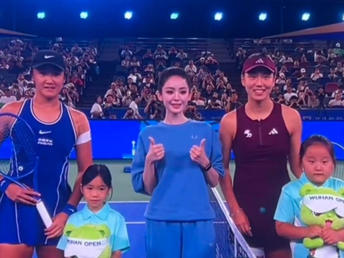 娜扎都那么瘦了，这种版型的圆领卫衣她穿也显胖娜扎穿圆领也显胖​​​