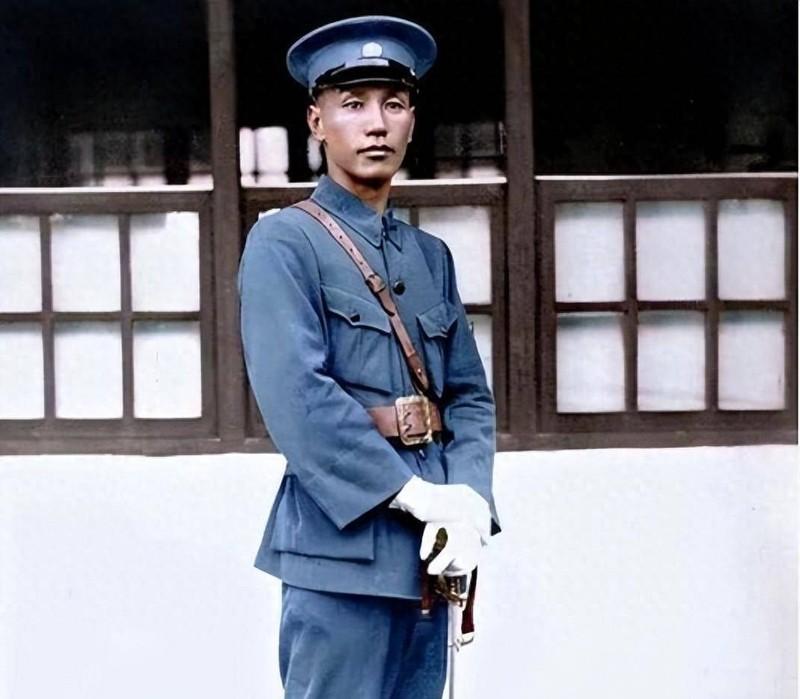 蒋介石不抽烟，不喝酒，不喝茶，不喝咖啡，没什么爱好。一般人都觉得蒋介石生活很简朴