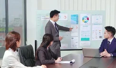 青岛公布2024年年平均工资95352元，网友直呼自己拖后腿了。7月16日青岛