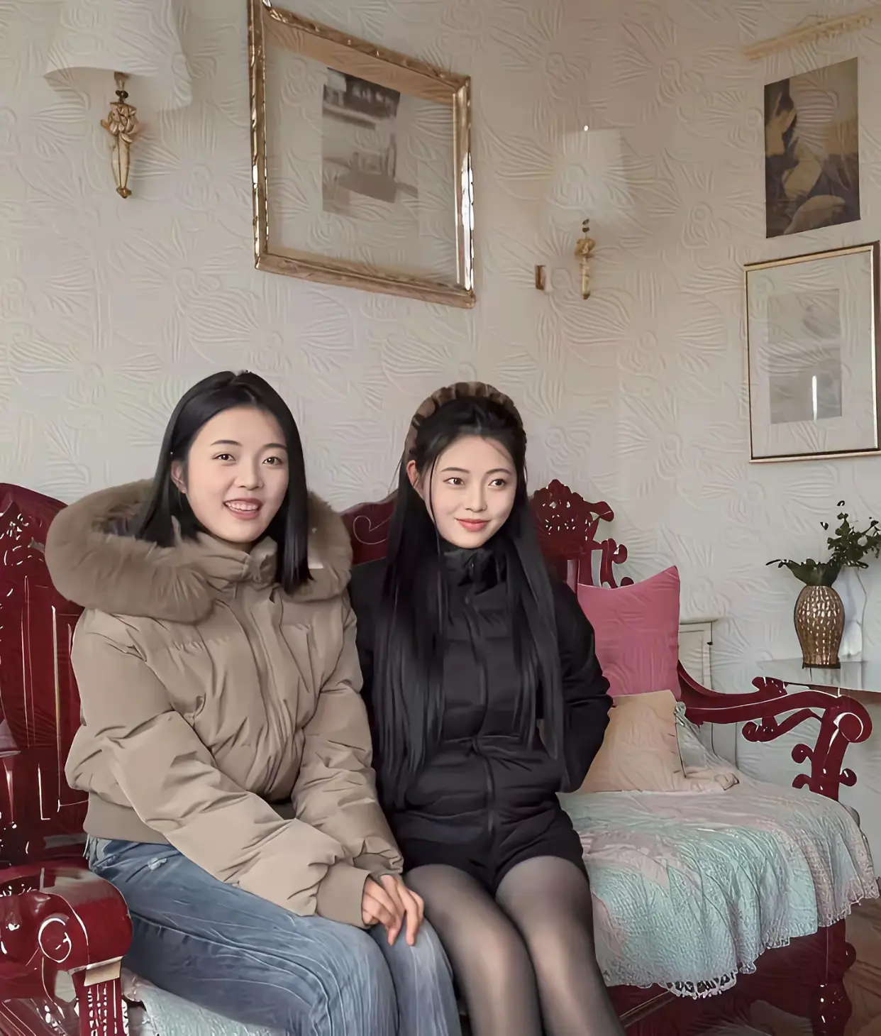 如果是你相亲，这两个小姐姐你会选择哪一个哦？​我感觉穿咖啡色衣服是非常可以的，