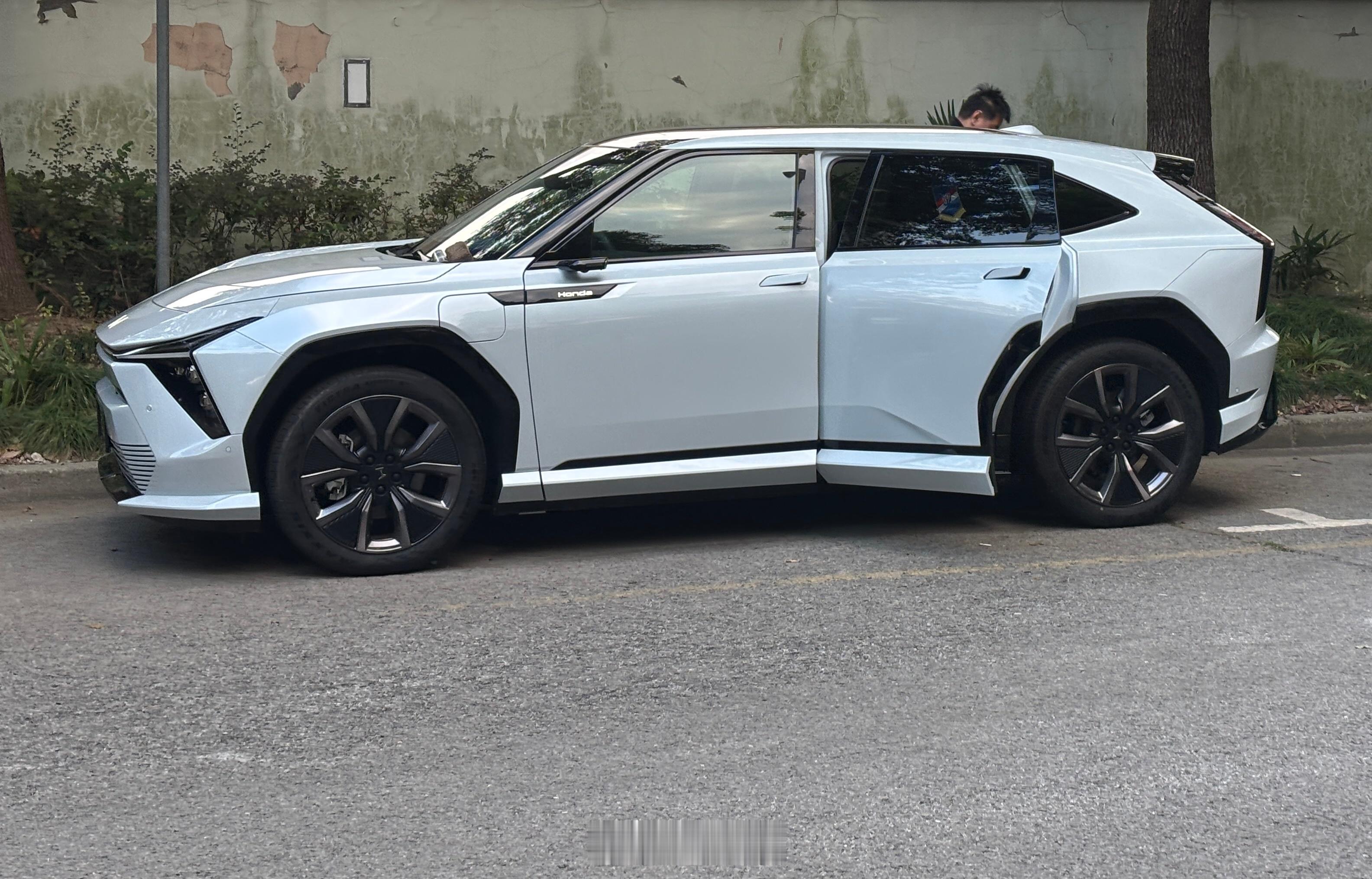 小区里有两位大哥喜提新车一辆S7和一辆新P7，我都是第一次看到真实车主。一个应该