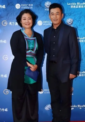 左边这位优雅知性的女士是萨日娜，她这种自然优雅的老去好美，不知道跟她一起同框的男