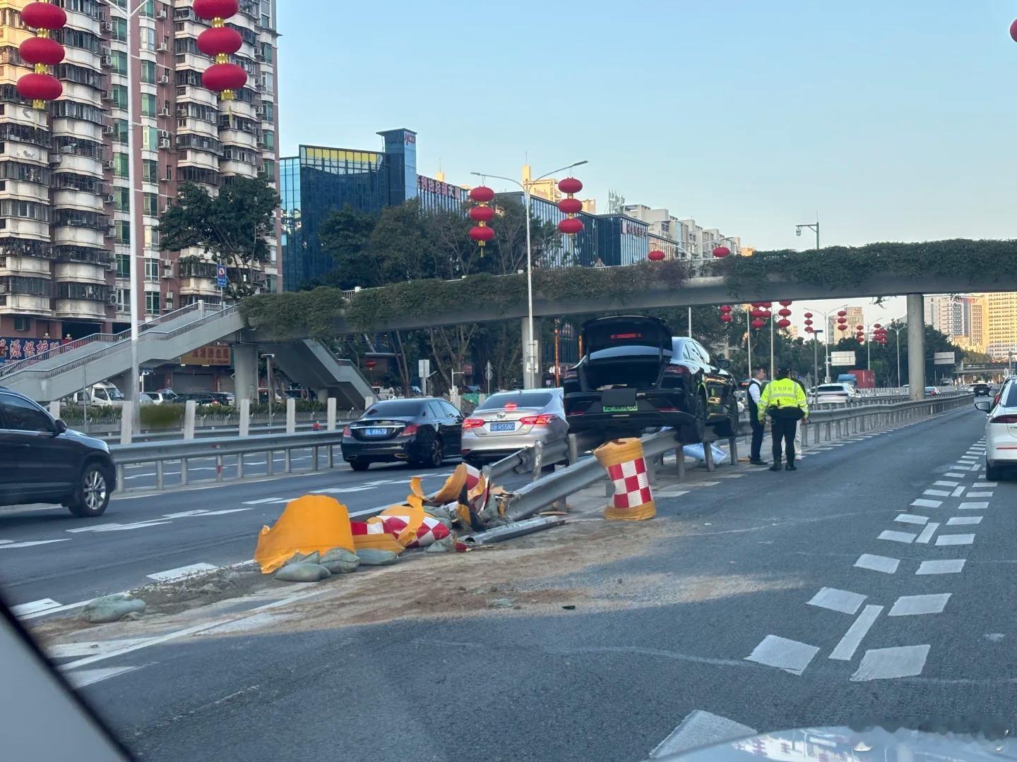 深圳广深公路能不能别修了每天都在修，旧的没好，新的又在修这个莫名其妙的分叉口就是