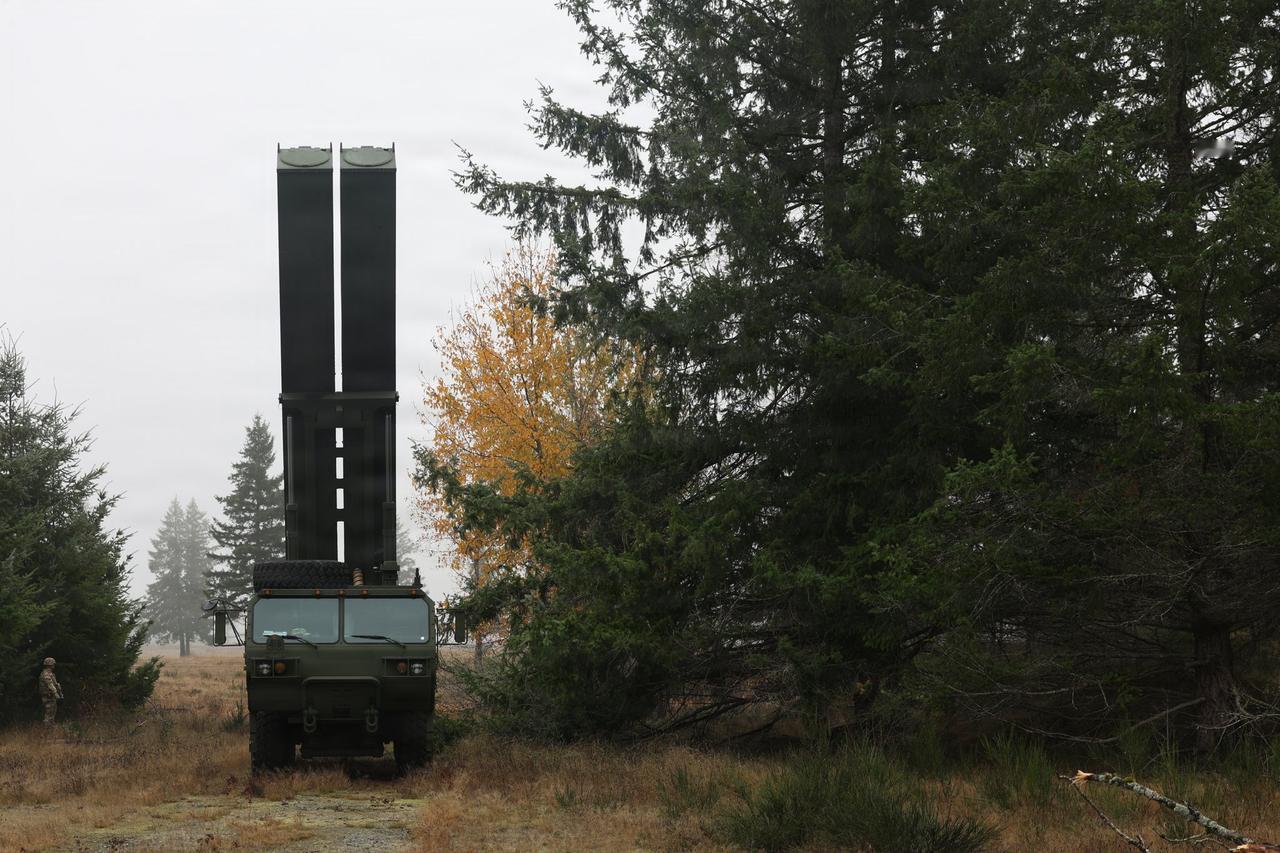 美军“暗鹰”高超音速导弹分队在林间训练，不知为何，这组照片发布后，美军官网又删了