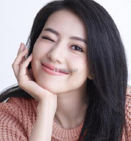 什么样的面相能称作旺夫相？①眉毛，纤细弯曲，顺滑，色泽黑亮。②额头，额头要饱满不露骨，颜色红润。③鼻