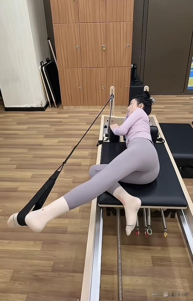 在呼吸与伸展间，遇见更好的自己。爱生活，爱瑜伽，爱健康…