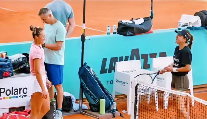 郑钦文和奥索里奥在马德里合练，哈哈，两个00后能一起合练！！俩人都笑得合不拢嘴了