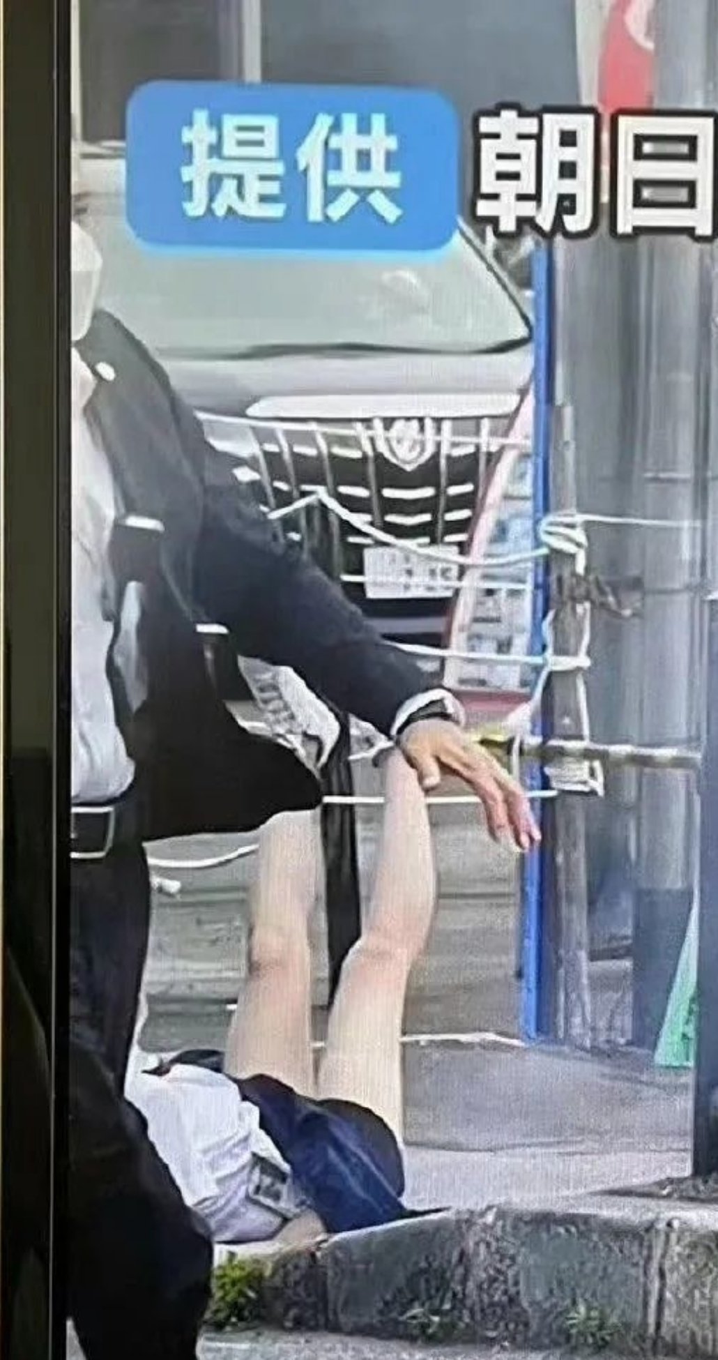 安倍遇刺时一名路人曾被警察撞骨折省流:就是那个摔倒的jk。[doge]这一天也被