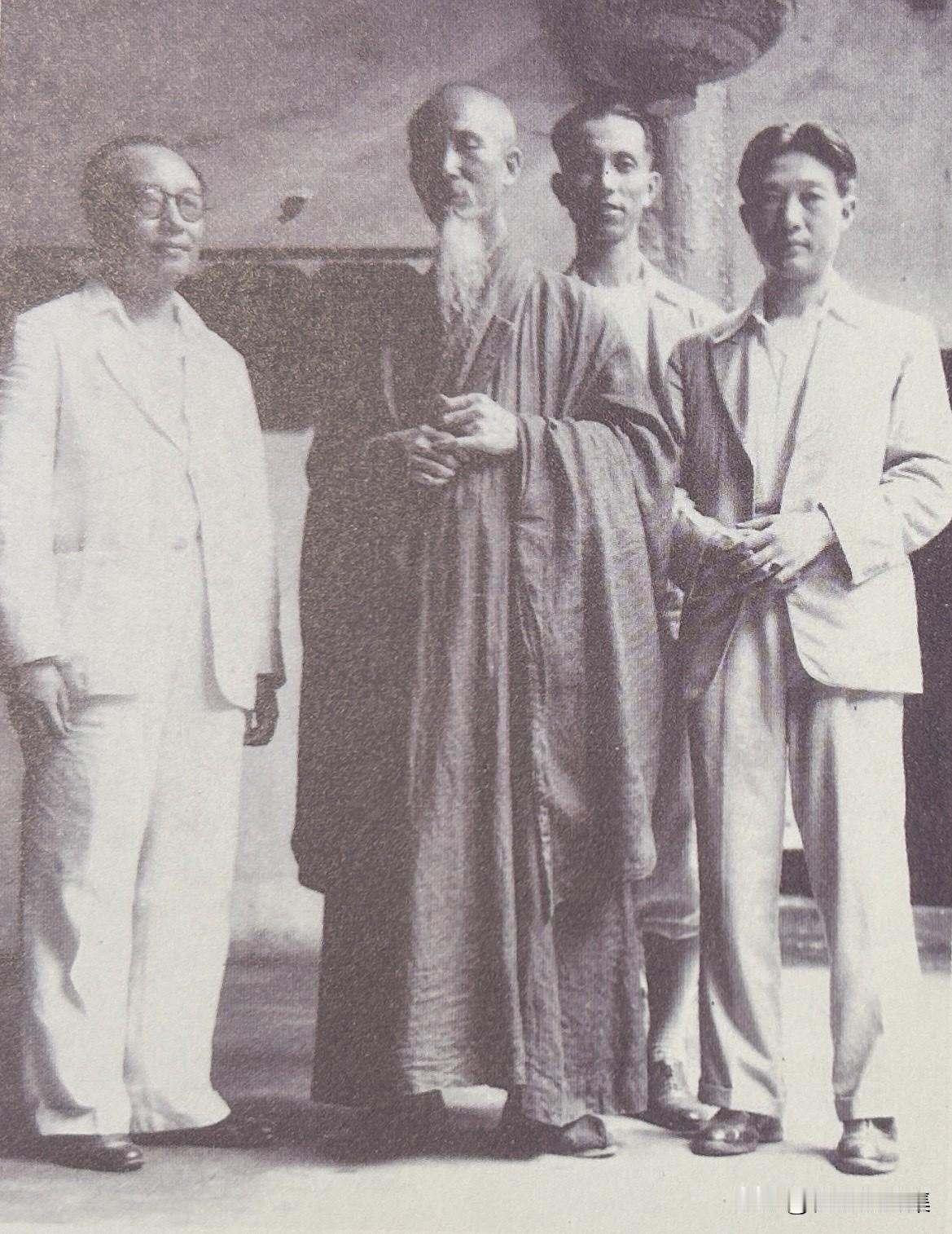 20世纪30年代，徐悲鸿（左一）与虚云老和尚（左二）、郑健庐（右一）等合影。徐悲