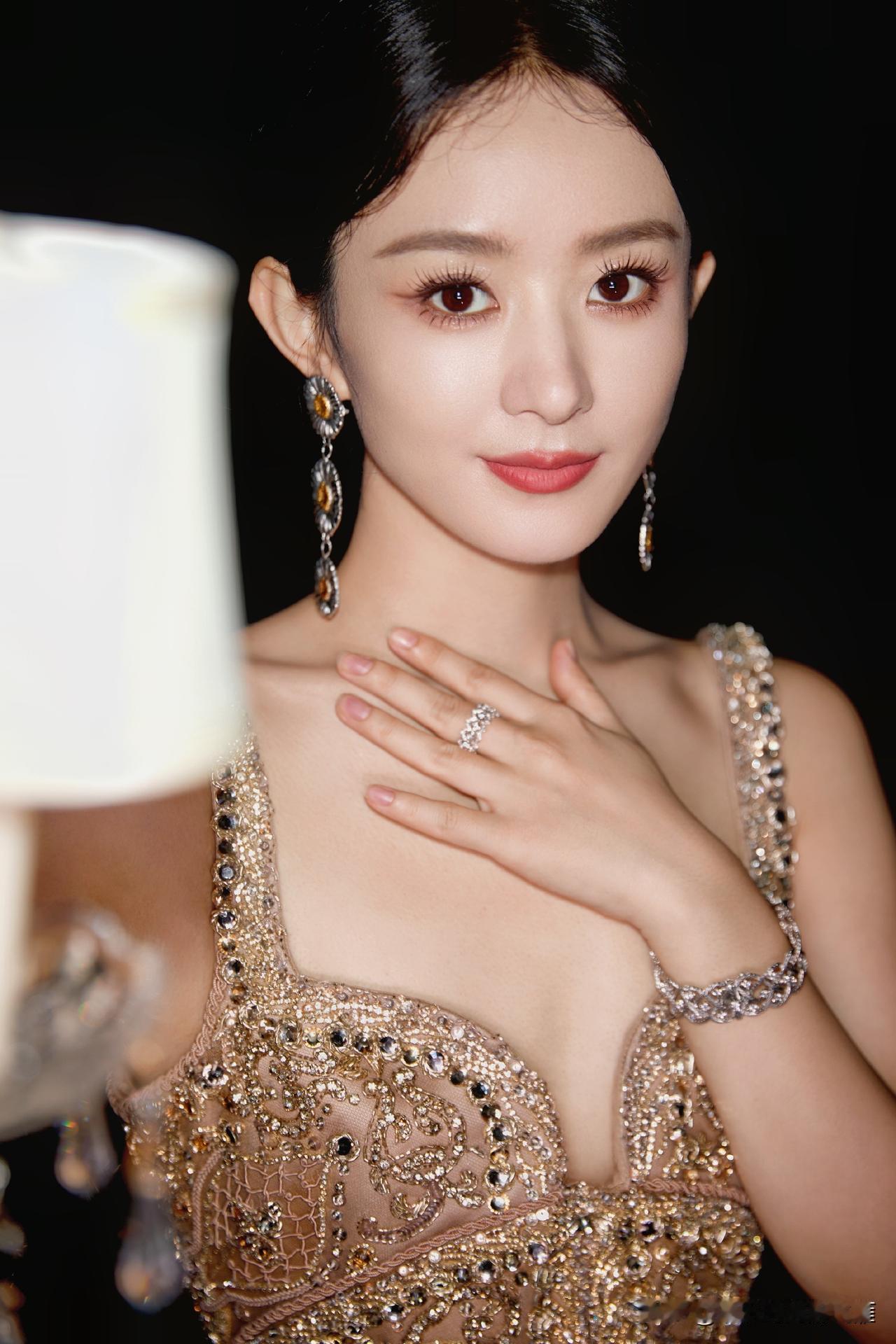 【赵丽颖：端庄时尚气质】女神赵丽颖，一举一动皆时尚优雅，女神气质