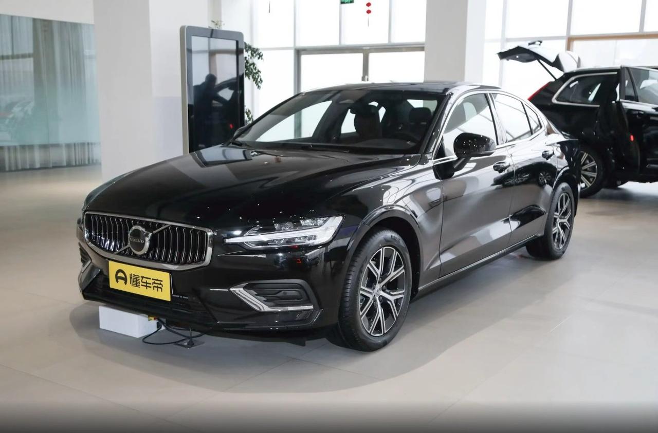 作为常年混迹二手车市场的老司机，我必须说：沃尔沃S60是B级豪华车里“性价比刺客