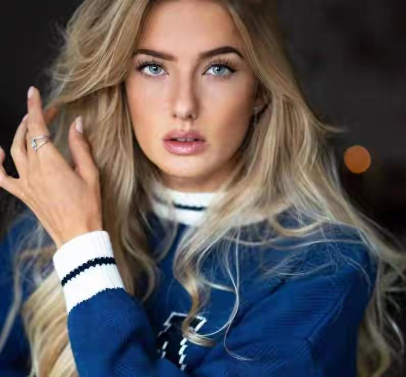 她在洛杉矶生活了三十年，自认见过世上最繁华的夜景。直到在重庆的某个深夜，她站在嘉