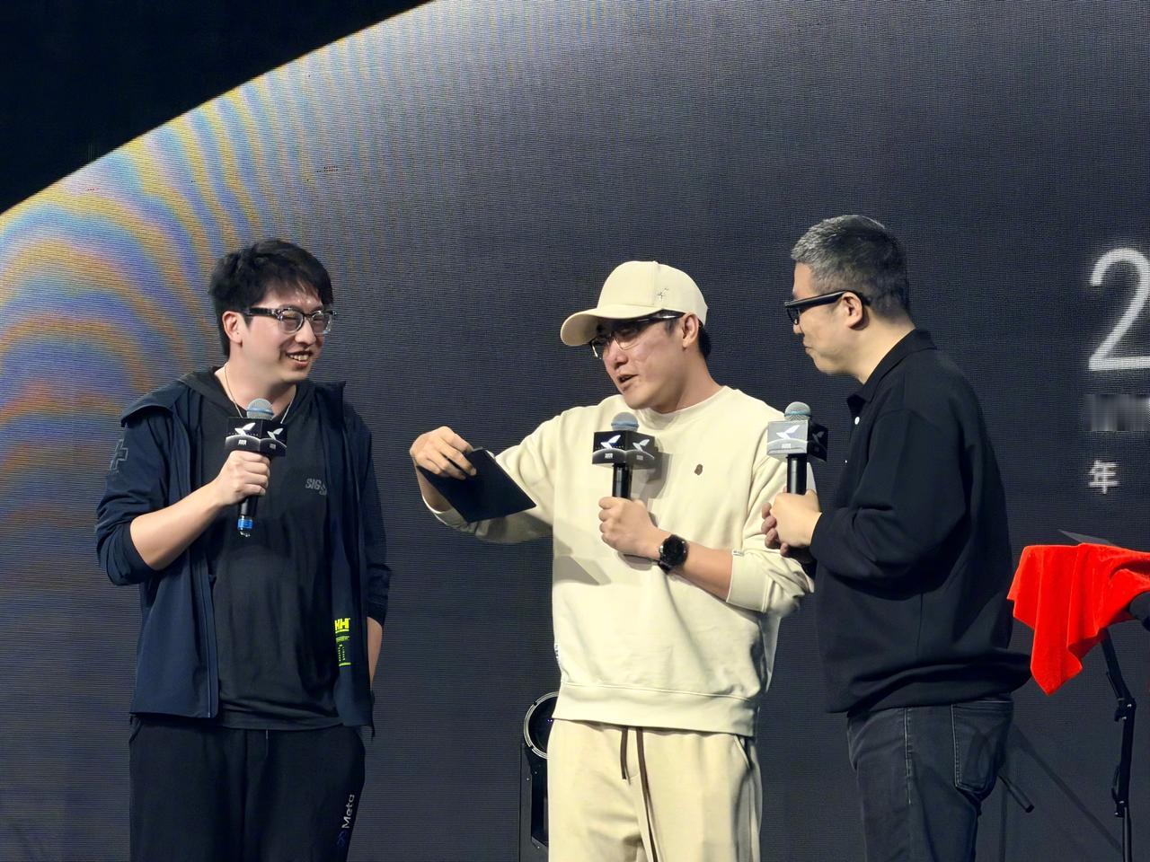 1月30日，在雷鸟创新年会上，嘉宾王自如宣布：全体员工年终奖将按基础金额的1.5