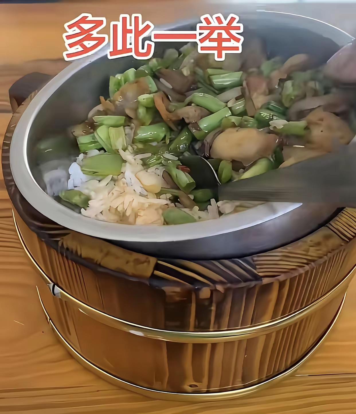 有人说木桶饭这种操作是多此一举，但是大家要知道，不锈钢盆放进去叫木桶饭价格可以卖