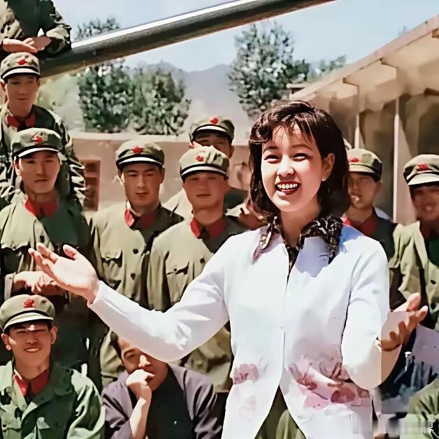 80年代，老山前线，刘晓庆进行慰问演出的罕见留影。照片中的刘晓庆容貌明艳，眉眼生