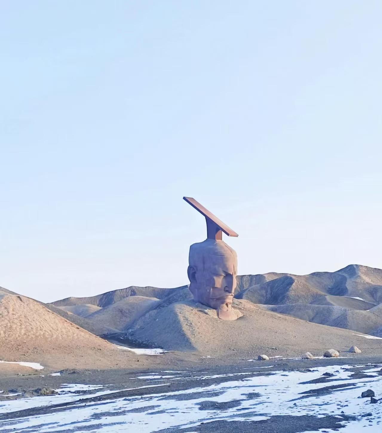 瓜州汉武帝雕像引发很大争议。该雕像只有汉武帝的一个头，置于一个离道路不远的土坡上