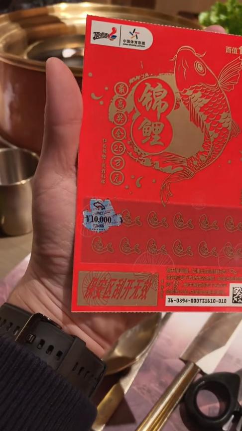 “喜上加喜！”12月18日，北京，一男子领着媳妇逛商场，随手买了6张彩票，结果第