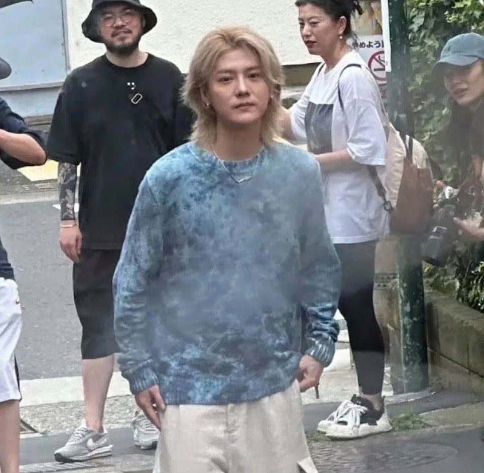 鹿晗生图状态下脸色蜡黄，法令纹明显反差很大