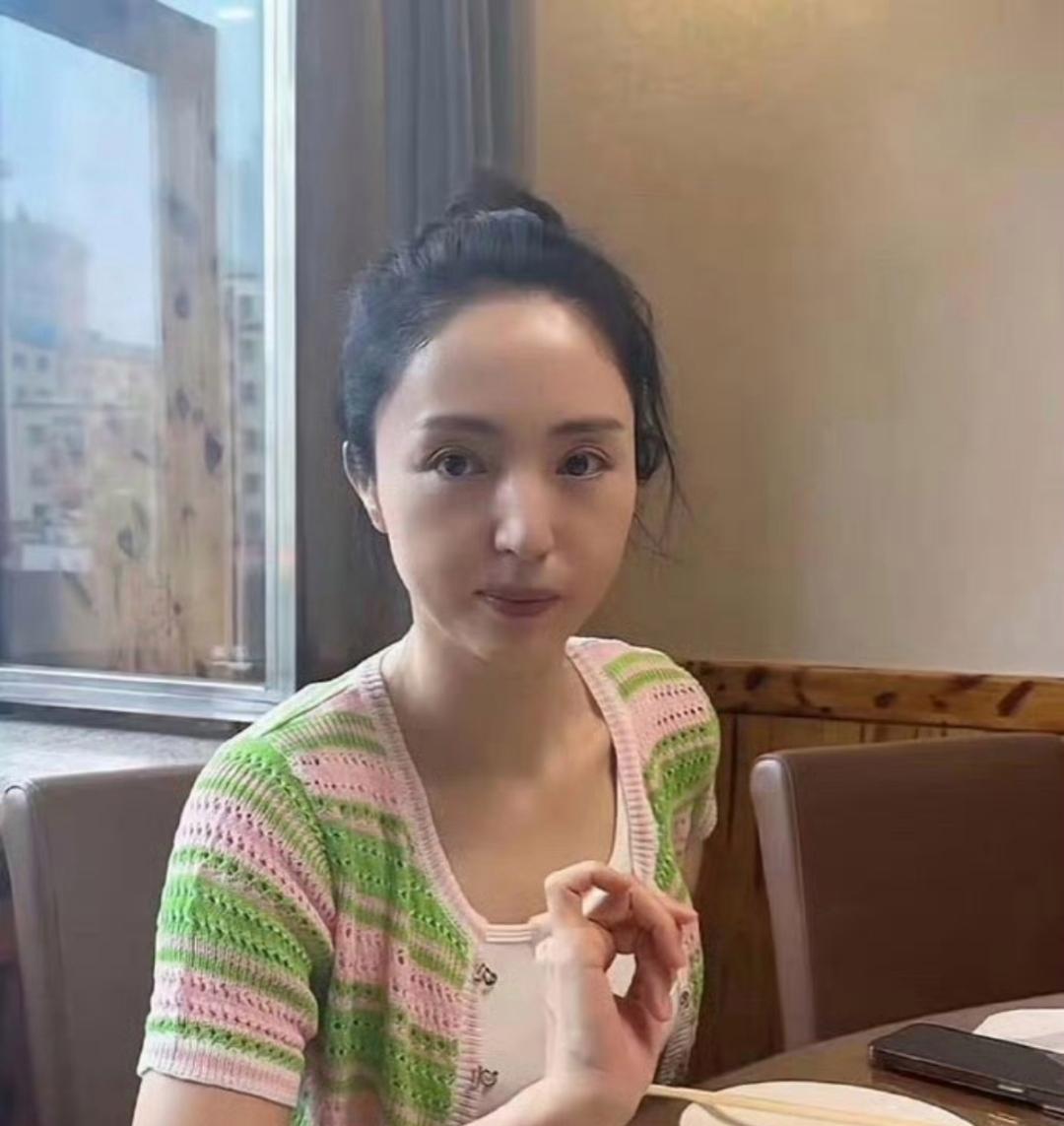 董璇官宣结婚第2天，人性的自私与无耻，显现了。结婚之前，张维伊就和董璇暗戳戳的