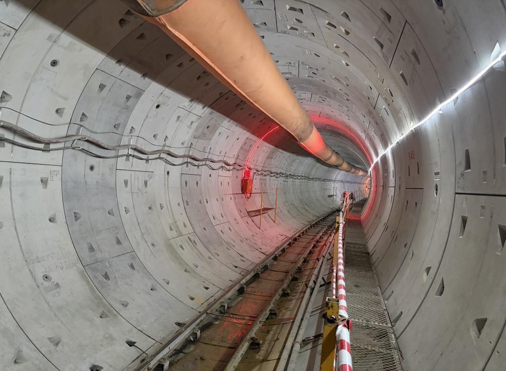 青岛地铁5号线惊险“穿心”贯通！石老人浴场地下2.7公里硬核穿越，毫米级躲过运营