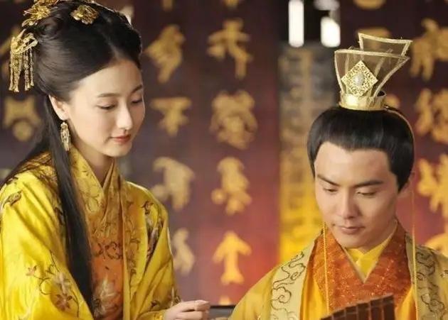 朱温杀了唐哀帝后，在宴席上将绝色侍妾刘氏带着首席谋士敬翔身边，说：“我把他赏给你