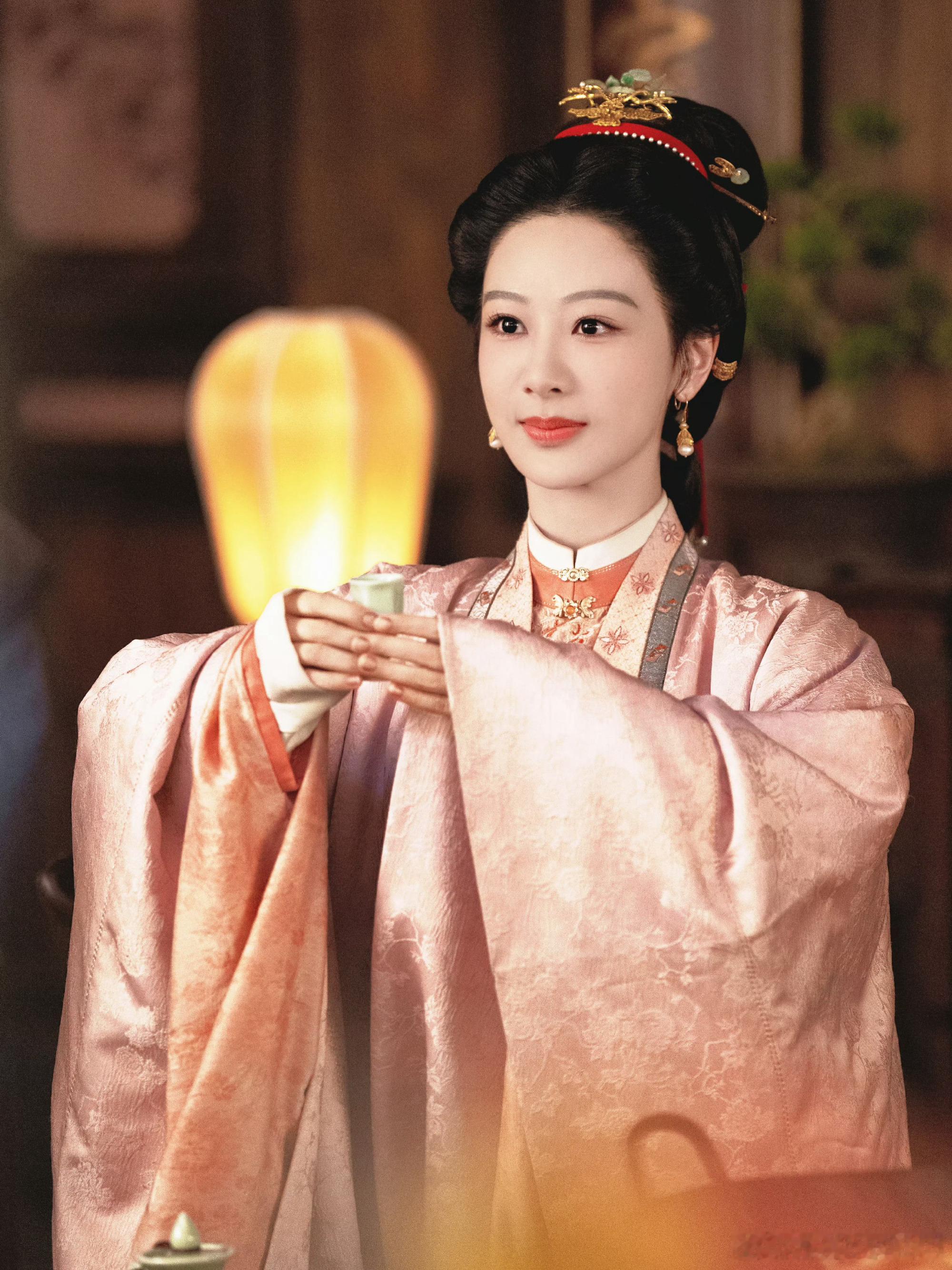 杨紫yz杨紫回应李祯是锦觅的第二世yz家业加更礼一寸徽州墨，百年传承人，墨匠