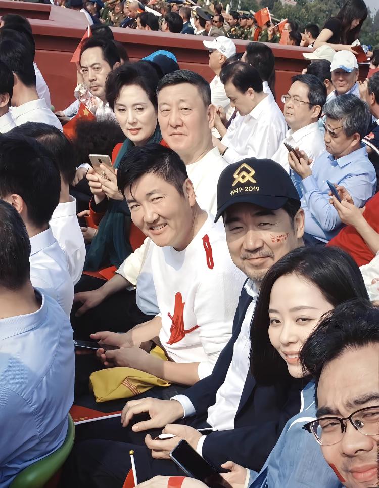 2919年，国庆阅兵式上的明星们。