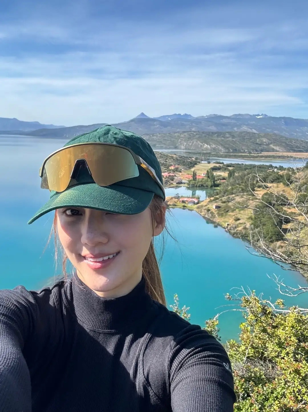 吴千语带老公智利旅游，不怕冷穿泳装跳海，素颜脸上长斑但还是美