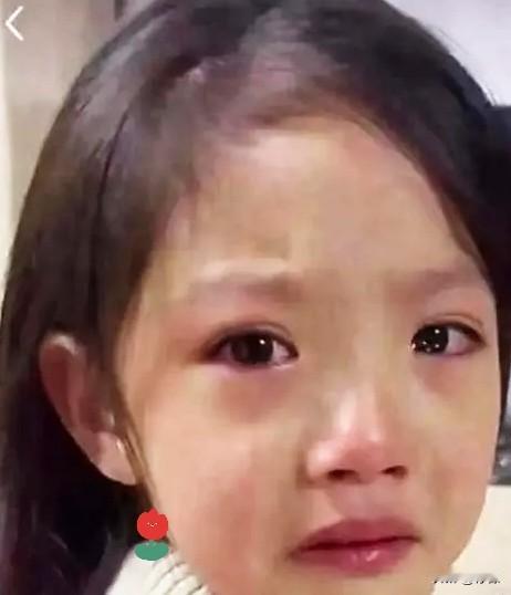 有个小姑娘语文考了99分，妈妈问那一分咋丢的。姑娘委屈地说，“水饺”的“饺”