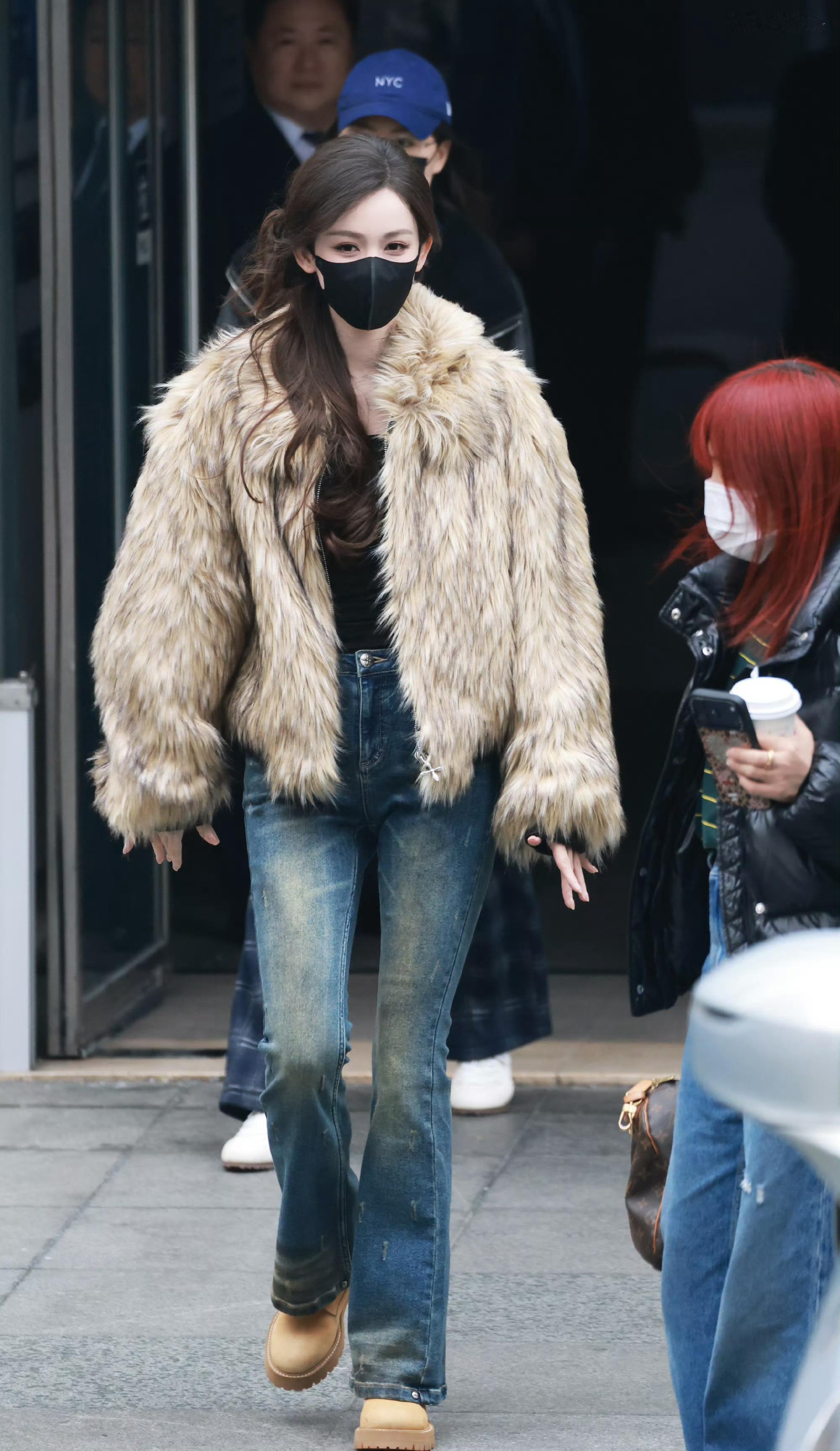 娜扎好六上班美成啥样了娜扎好六上班路透来啦至今找不到此女的一个缺点，带着口罩光看