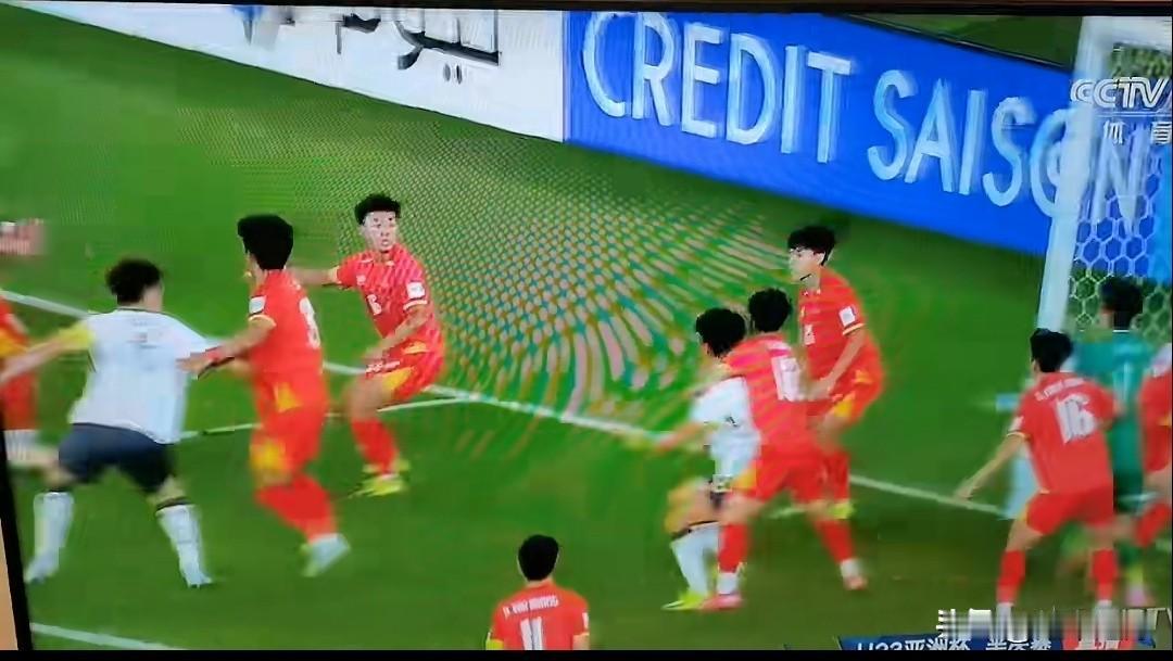 看到了没？越南队的12号球员就是中国男足进第一个球的最大功臣！