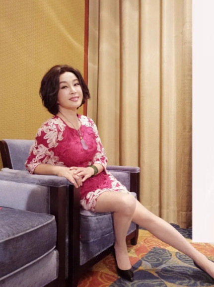 当初，刘晓庆的丈夫阿峰提出了离婚，刘晓庆听后大吃一惊：“你难道不爱我吗？”可阿峰