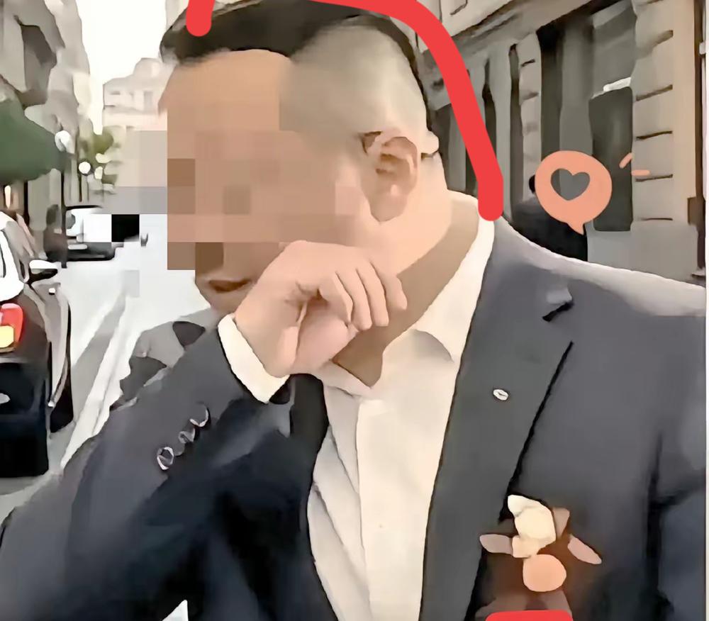 金毛他爹露面了，给人第一面相就是干大事的人，一个医院院长留着这样的发型，彰显其张