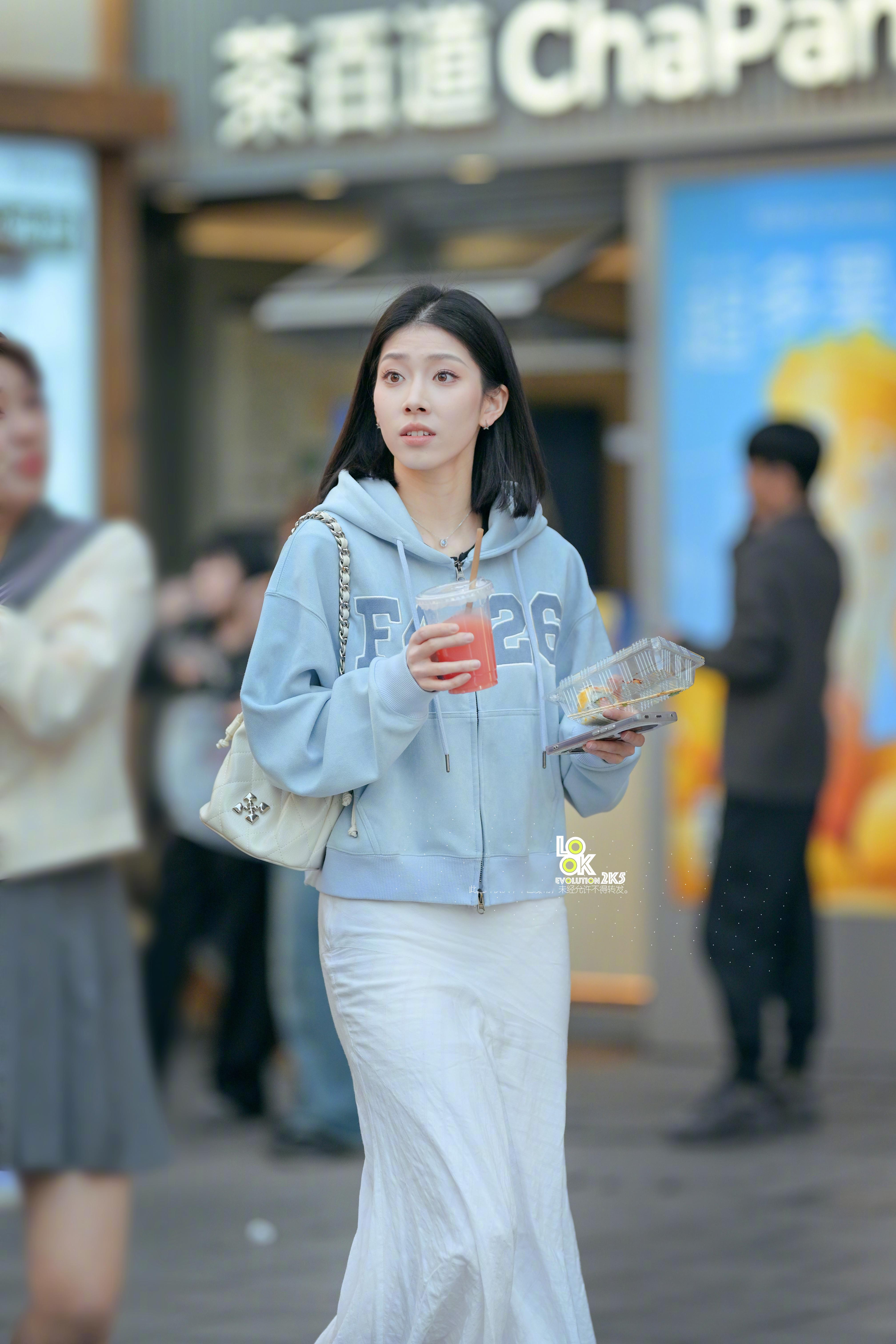 小姐姐穿搭色系整个人看着就舒服