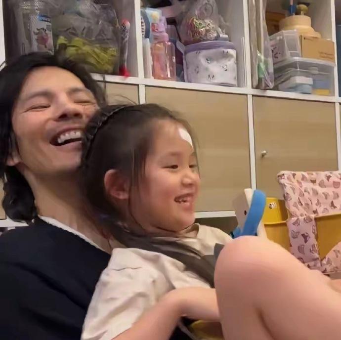 向左抱的是小碧婷好可爱的小碧婷像极了妈妈小时候鼻子高高的还得是遗传了妈妈